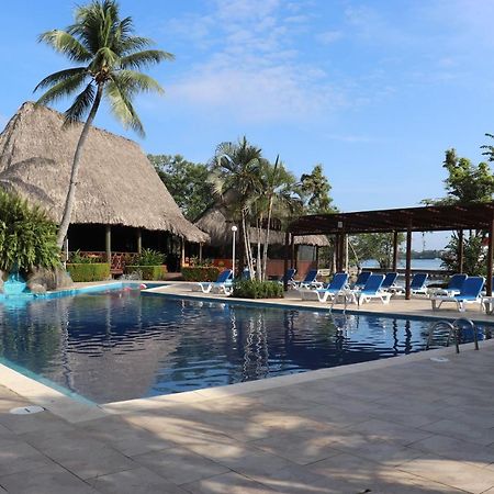 Hotel Mansion Del Rio Rio Dulce Town Exteriör bild