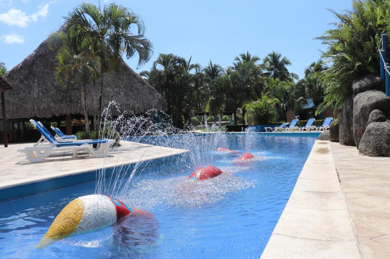 Hotel Mansion Del Rio Rio Dulce Town Exteriör bild