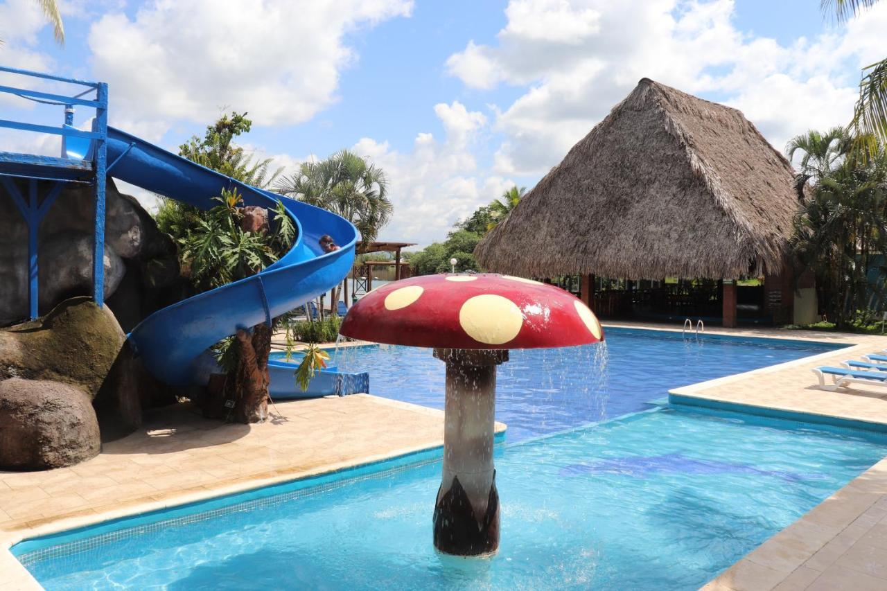 Hotel Mansion Del Rio Rio Dulce Town Exteriör bild