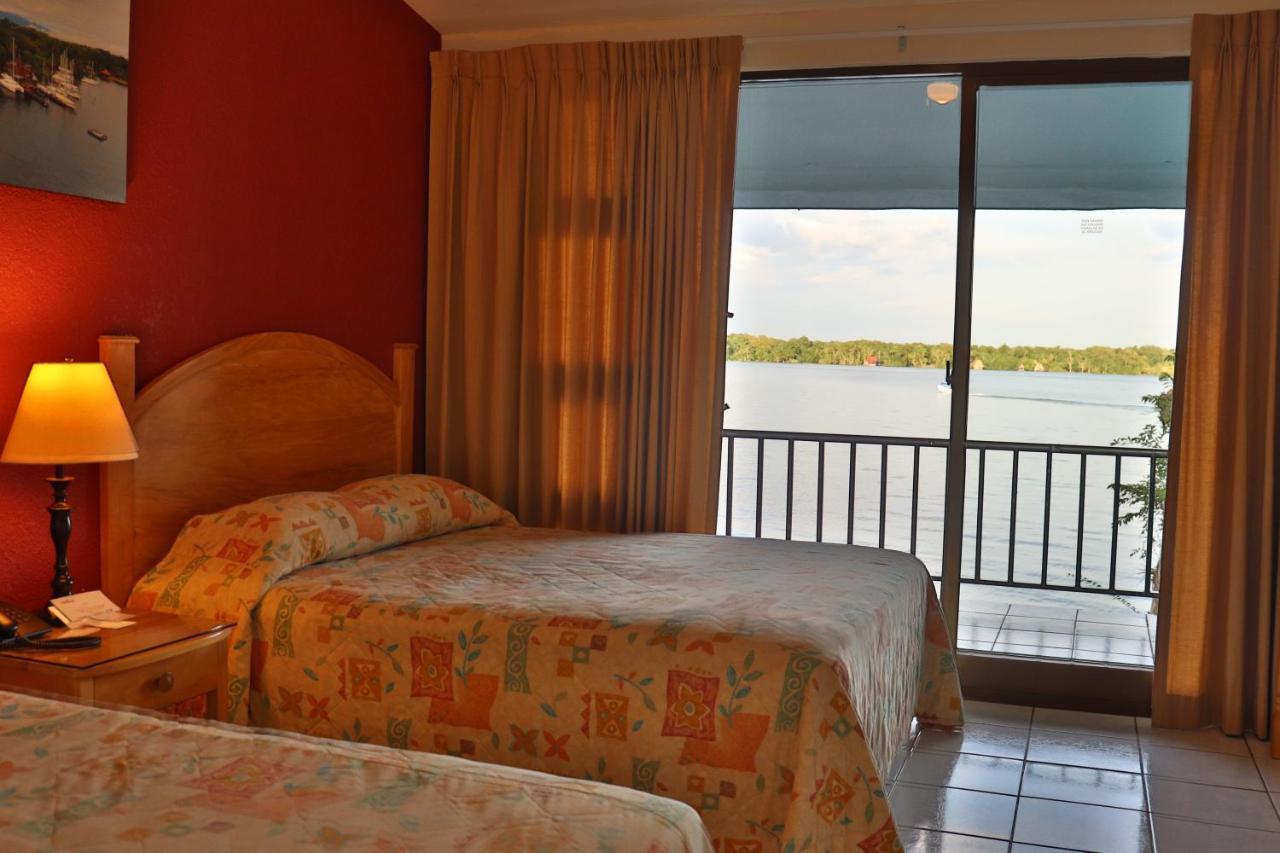 Hotel Mansion Del Rio Rio Dulce Town Exteriör bild